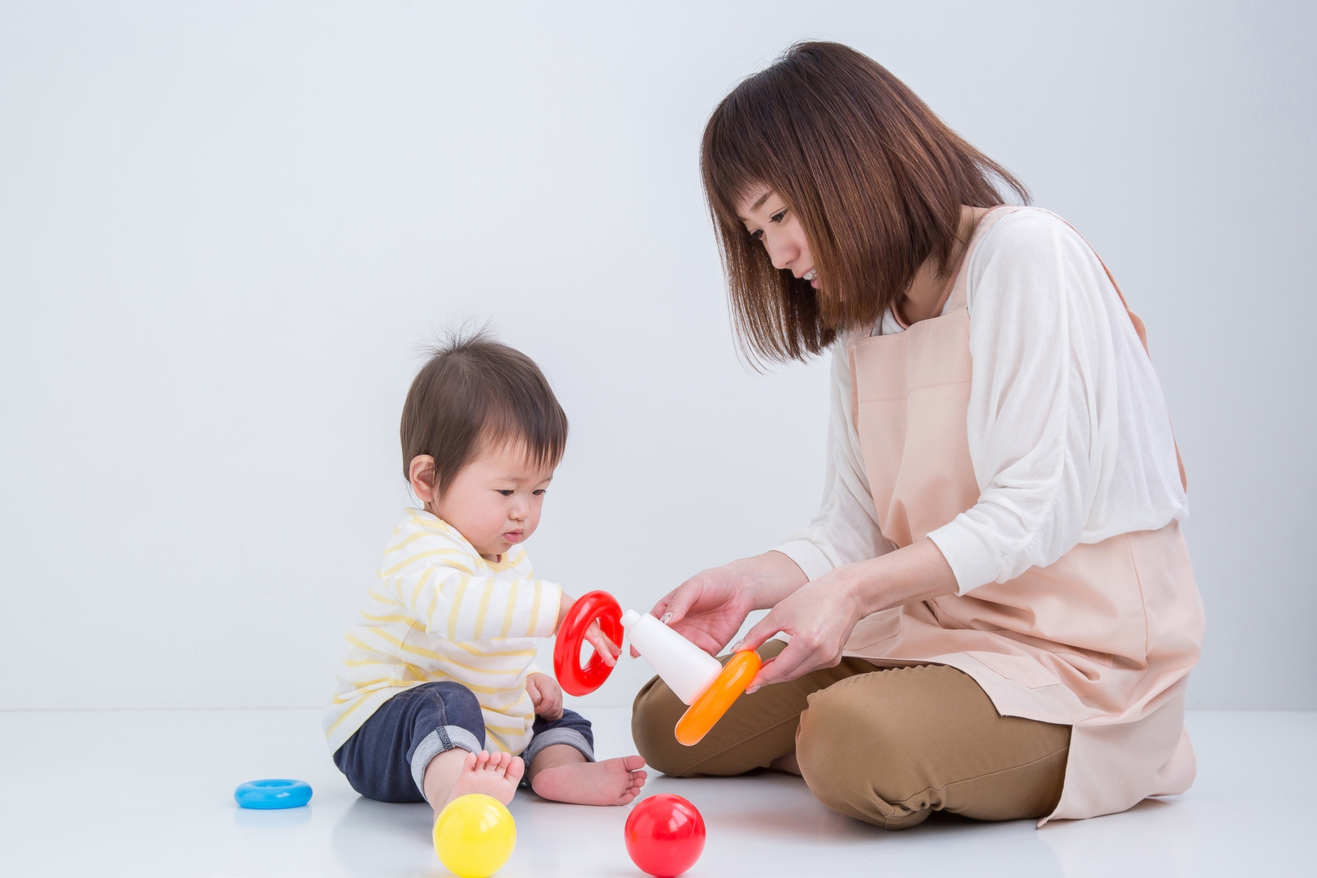 おもちゃで遊ぶ子ども