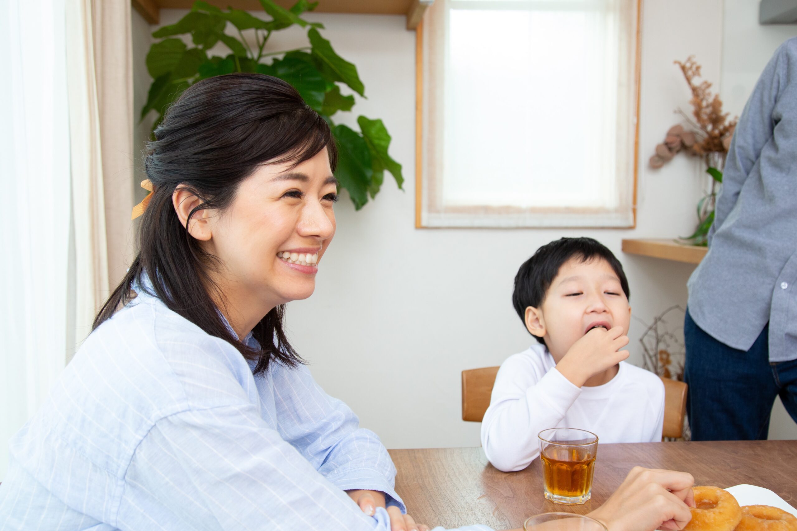 子どもと過ごす笑顔の女性