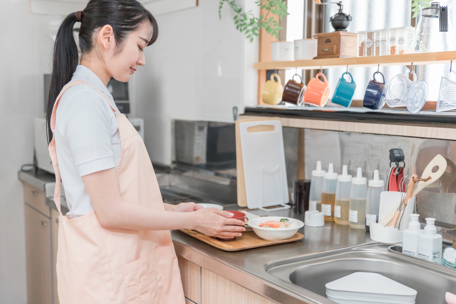 料理中の女性