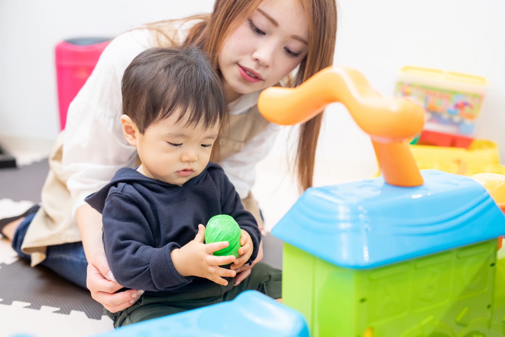 おもちゃで遊ぶ子ども