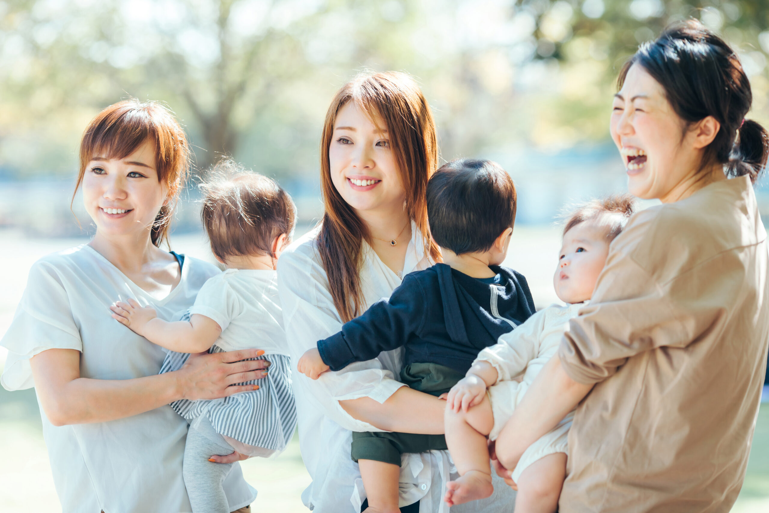 公園で遊ぶママ友と子ども