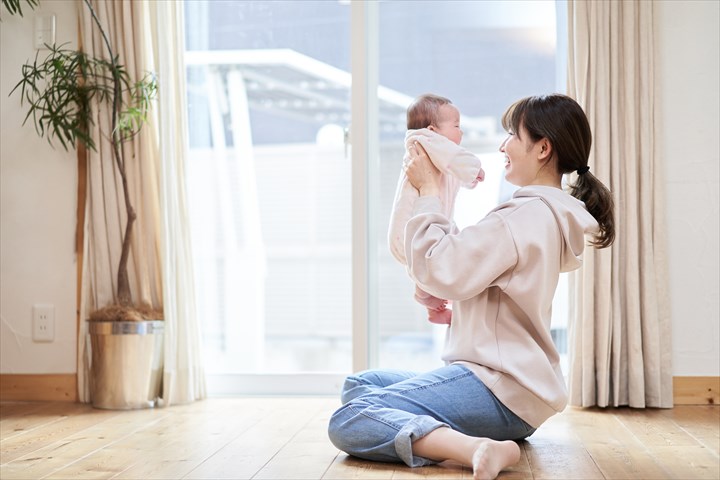 赤ちゃんをあやす女性